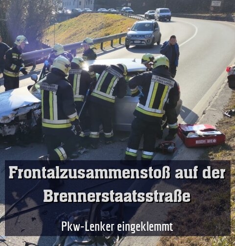 Pkw-Lenker eingeklemmt