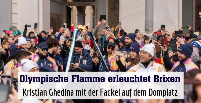 Kristian Ghedina mit der Fackel auf dem Domplatz