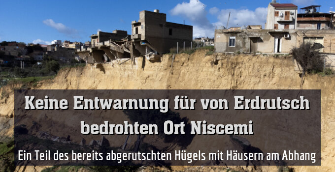 Ein Teil des bereits abgerutschten Hügels mit Häusern am Abhang