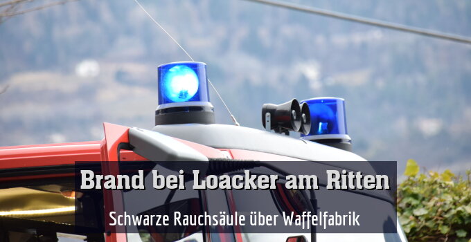 Schwarze Rauchsäule über Waffelfabrik