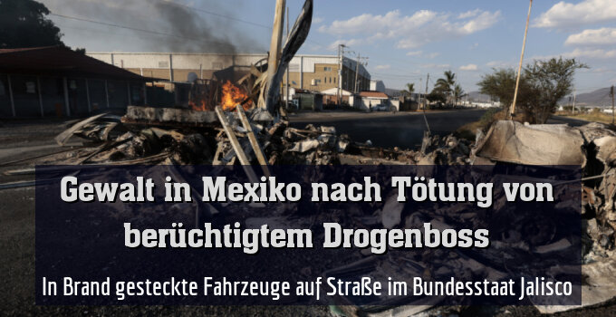 In Brand gesteckte Fahrzeuge auf Straße im Bundesstaat Jalisco