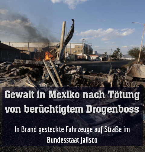 In Brand gesteckte Fahrzeuge auf Straße im Bundesstaat Jalisco