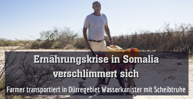 Farmer transportiert in Dürregebiet Wasserkanister mit Scheibtruhe