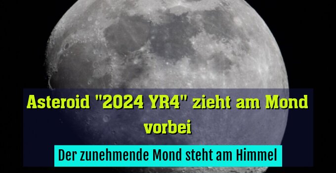 Der zunehmende Mond steht am Himmel