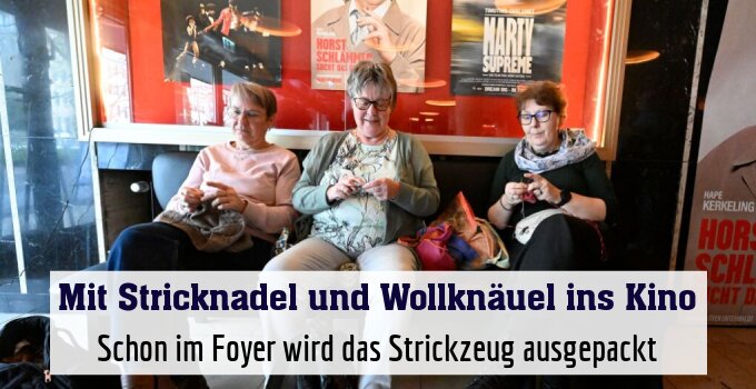 Schon im Foyer wird das Strickzeug ausgepackt