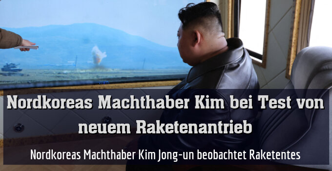 Nordkoreas Machthaber Kim Jong-un beobachtet Raketentes