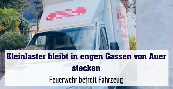 Feuerwehr befreit Fahrzeug