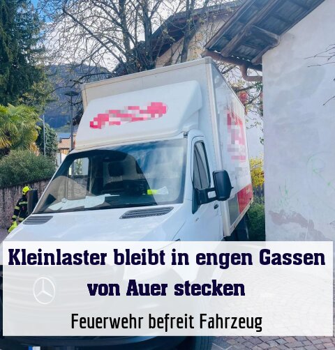 Feuerwehr befreit Fahrzeug