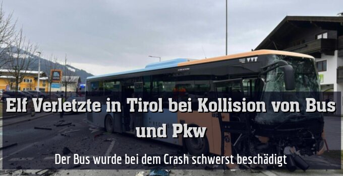 Der Bus wurde bei dem Crash schwerst beschädigt