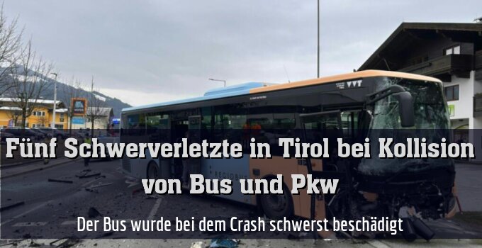 Der Bus wurde bei dem Crash schwerst beschädigt