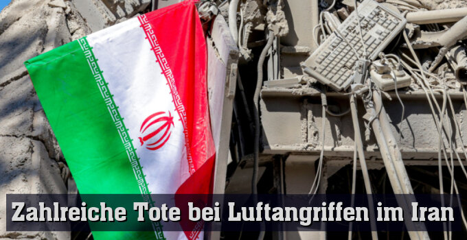 Eine iranische Flagge auf einem zerstörten Gebäude in Teheran