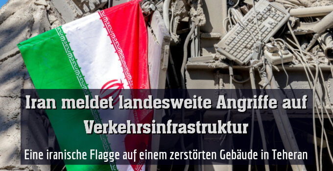 Eine iranische Flagge auf einem zerstörten Gebäude in Teheran