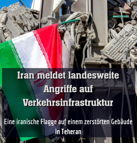 Eine iranische Flagge auf einem zerstörten Gebäude in Teheran