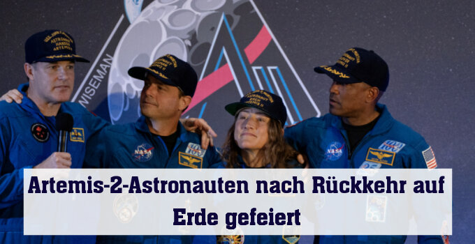 Die vier rückgekehrten Astronauten bei einer Pressekonferenz