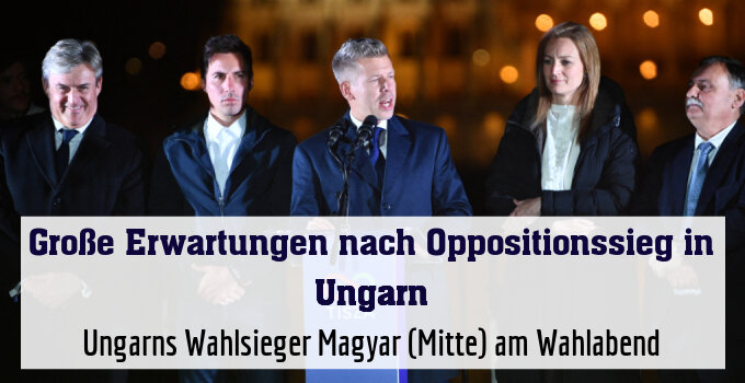 Ungarns Wahlsieger Magyar (Mitte) am Wahlabend