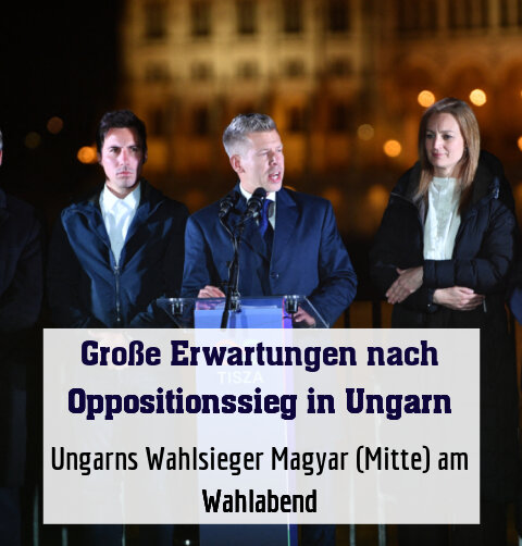 Ungarns Wahlsieger Magyar (Mitte) am Wahlabend
