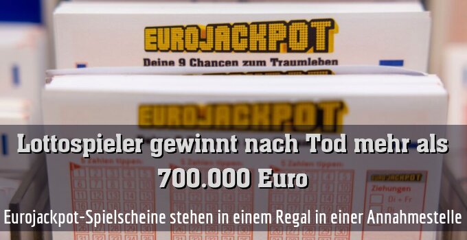 Eurojackpot-Spielscheine stehen in einem Regal in einer Annahmestelle