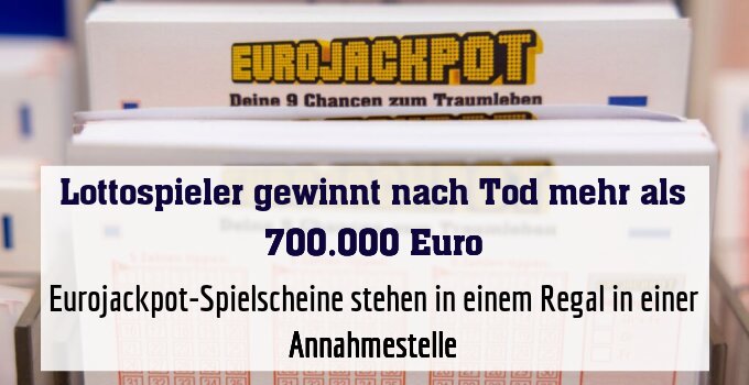 Eurojackpot-Spielscheine stehen in einem Regal in einer Annahmestelle