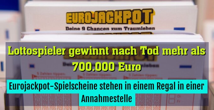 Eurojackpot-Spielscheine stehen in einem Regal in einer Annahmestelle