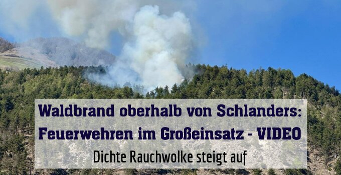 Dichte Rauchwolke steigt auf