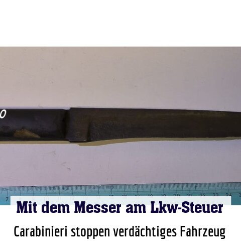 Carabinieri stoppen verdächtiges Fahrzeug