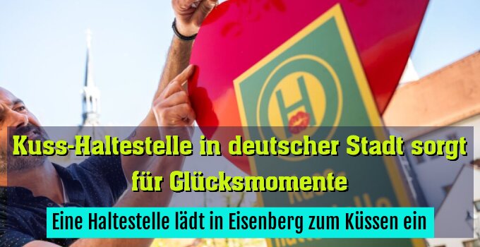 Eine Haltestelle lädt in Eisenberg zum Küssen ein