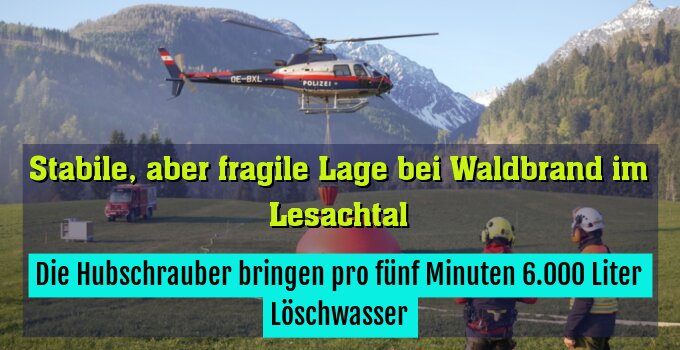 Die Hubschrauber bringen pro fünf Minuten 6.000 Liter Löschwasser