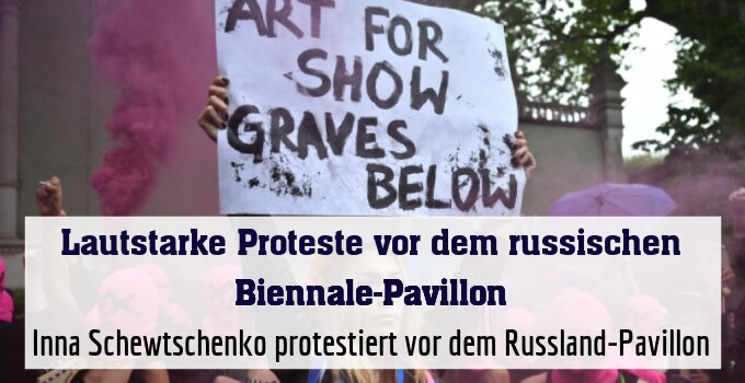 Inna Schewtschenko protestiert vor dem Russland-Pavillon