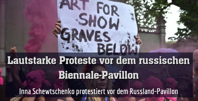 Inna Schewtschenko protestiert vor dem Russland-Pavillon