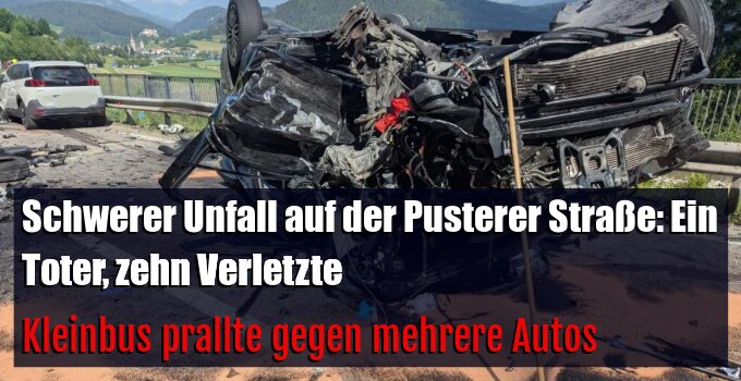 Kleinbus prallte gegen mehrere Autos