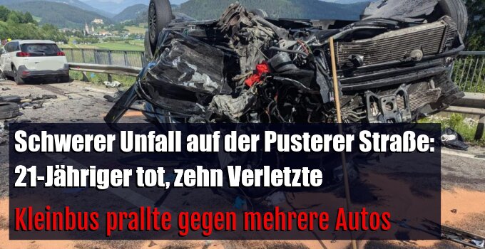 Kleinbus prallte gegen mehrere Autos