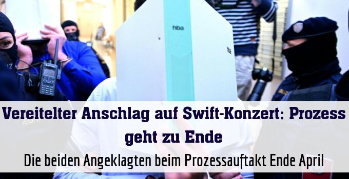 Die beiden Angeklagten beim Prozessauftakt Ende April