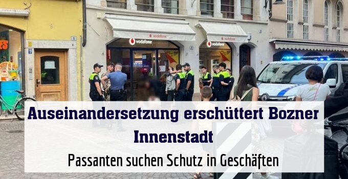 Passanten suchen Schutz in Geschäften