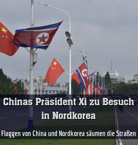 Flaggen von China und Nordkorea säumen die Straßen