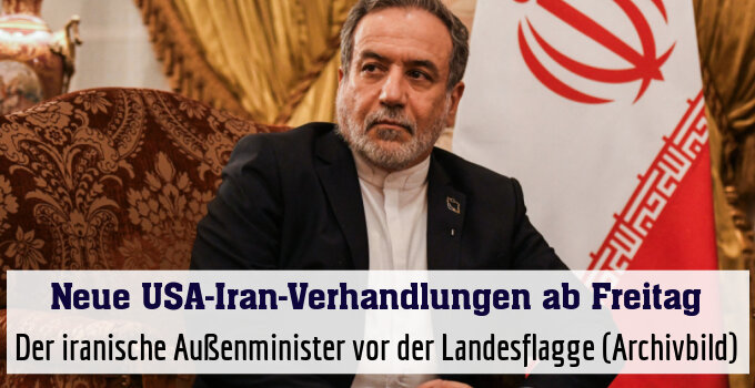 Der iranische Außenminister vor der Landesflagge (Archivbild)