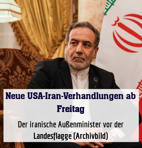 Der iranische Außenminister vor der Landesflagge (Archivbild)