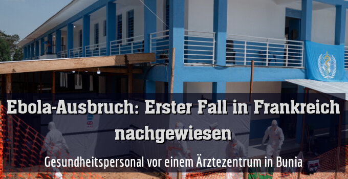 Gesundheitspersonal vor einem Ärztezentrum in Bunia