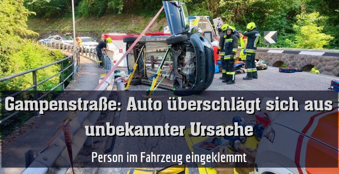 Person im Fahrzeug eingeklemmt