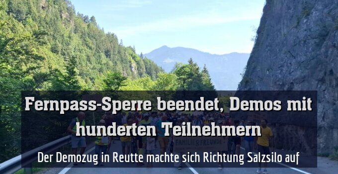 Der Demozug in Reutte machte sich Richtung Salzsilo auf