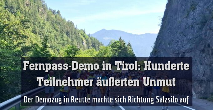 Der Demozug in Reutte machte sich Richtung Salzsilo auf