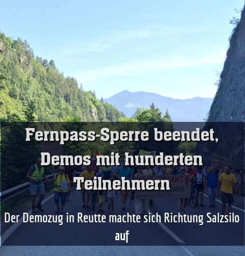 Der Demozug in Reutte machte sich Richtung Salzsilo auf