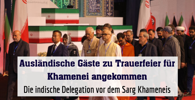 Die indische Delegation vor dem Sarg Khameneis