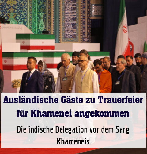 Die indische Delegation vor dem Sarg Khameneis