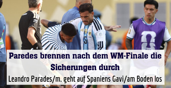 Leandro Parades/m. geht auf Spaniens Gavi/am Boden los