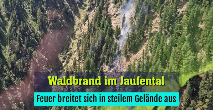 Feuer breitet sich in steilem Gelände aus