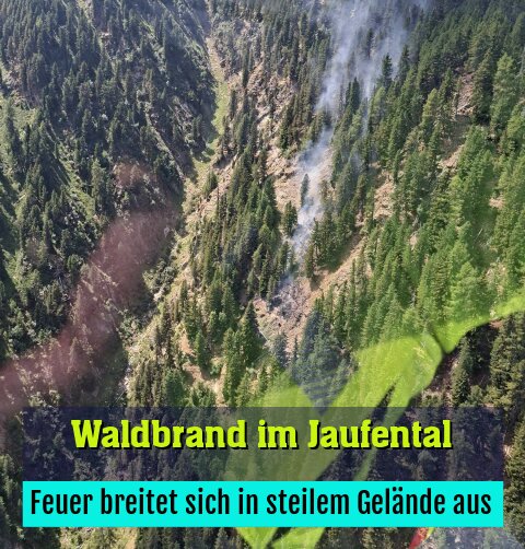 Feuer breitet sich in steilem Gelände aus