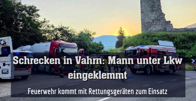 Feuerwehr kommt mit Rettungsgeräten zum Einsatz