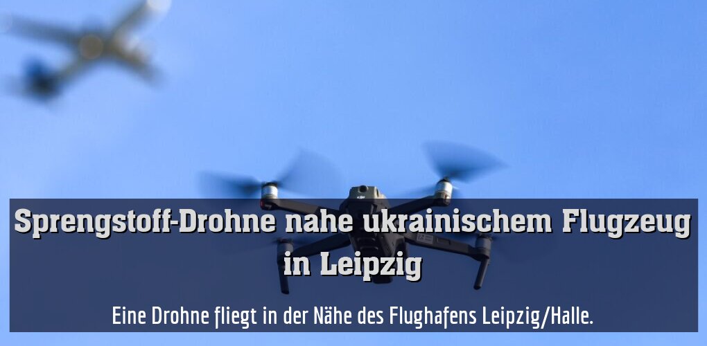 Eine Drohne fliegt in der Nähe des Flughafens Leipzig/Halle.