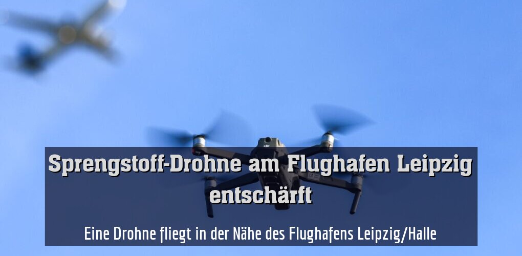 Eine Drohne fliegt in der Nähe des Flughafens Leipzig/Halle.