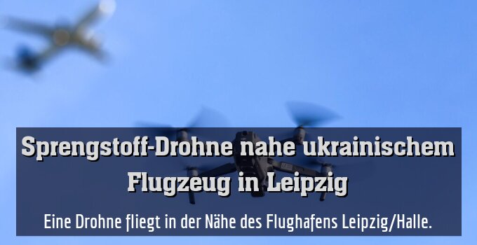 Eine Drohne fliegt in der Nähe des Flughafens Leipzig/Halle.
